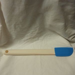 One Tupperware brand spatula